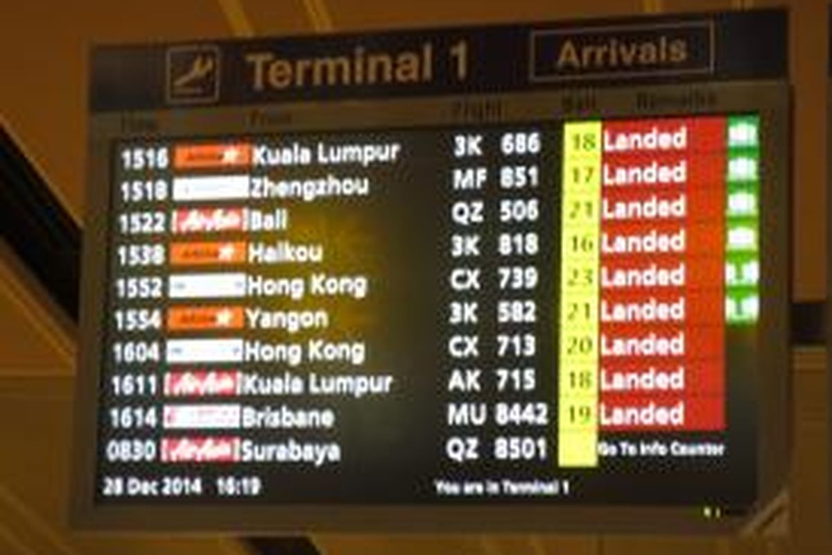 Papan ketibaan di Bandara Changi yang menunjukkan status pesawat QZ 8501 jurusan Surabaya Singapura yang masih hilang keberadaannya