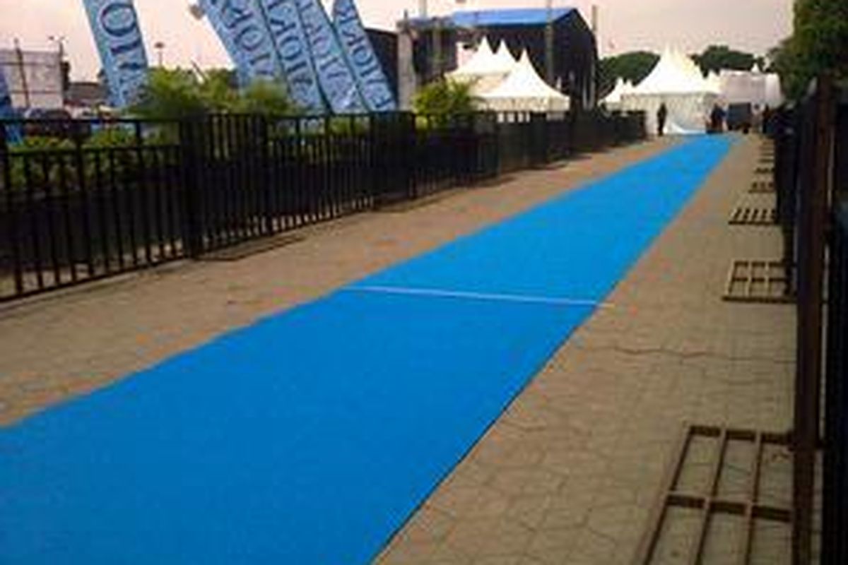 Bentangan karpet biru siap tampak senada dengan segala atribut yang mewarnai kampanye Partai Demokrat di Yogyakarta, Sabtu (4/4)