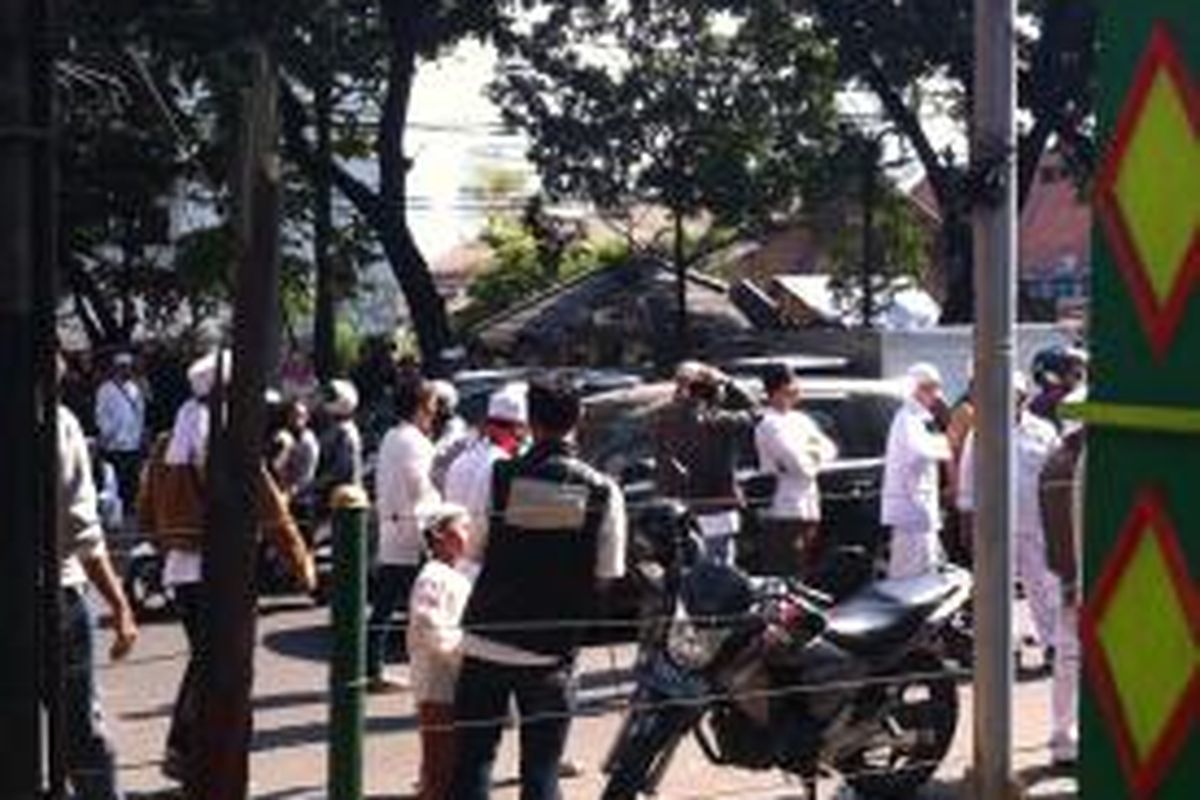 Arus lalu lintas di depan Gedung DPRD tersendat akibat aksi unjuk rasa dari FPI dan FUI, Jumat (10/10/2014).