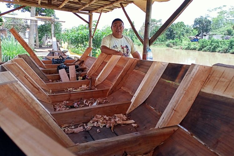 Abah Karun (66) seorang pengrajin perahu tongkang asal Kecamatan Baleendah, Kabupaten Bandung, Jawa Barat, yang hingga kini masih bertahan membuat perahu. Perahu buatan Abah Karun sangat bermanfaat bagi warga yang kerap terkena dampak banjir Bandung Selatan.