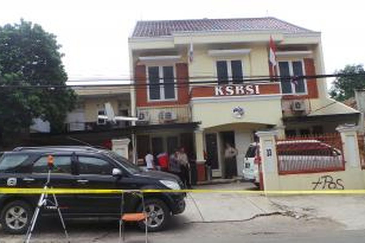 Kantor serikat buruh KSBSI di Jalan Cipinang Muara Raya, Jatinegara, Jakarta Timur, ditembak orang tak dikenal. Foto di ambil pada Rabu (15/4/2015).