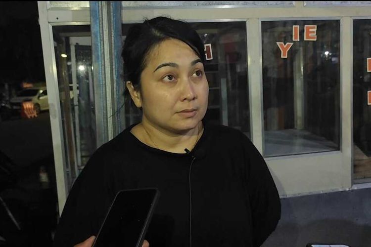 Sharmila Kuasa Hukum korban foto yang diedit menjadi asusila memberikan keterangan saat ditemui Kompas.com di depan Mapolres Cirebon Kota pada Senin (25/8/2025) malam.