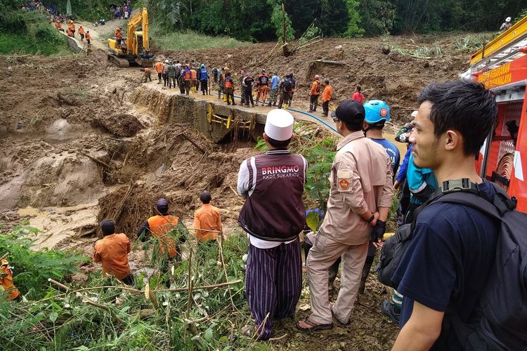 Tim Gabungan mulai mencari kembali korban yang tertimbun longsor di Desa Santanamekar Kecamatan Cisayong Kabupaten Tasikmalaya setelah dihentikan sebelumnya akibat terkendala cuaca buruk, Senin (2/3/2020).