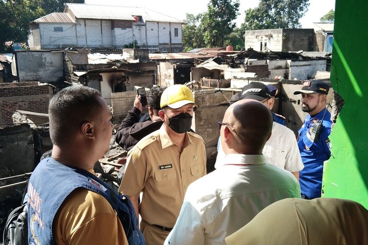 Plh Wali Kota Bandung Ema Sumarna mengunjungi lokasi kebakaran di Pasar Sadang Serang
