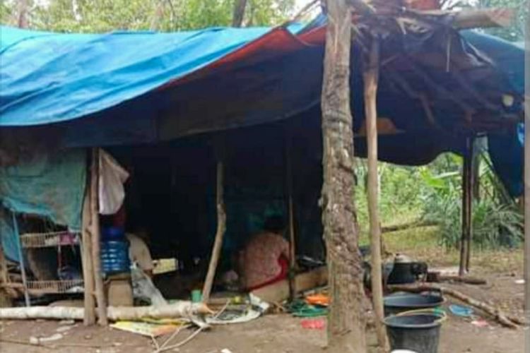 Inilah gubuk terpal yang dihuni oleh Suriadi (45) bersama istri dan anak-anaknya di Desa Rambah, Kecamatan Rambah Hilir, Kabupaten Rohul, Riau, Senin (26/4/2021).