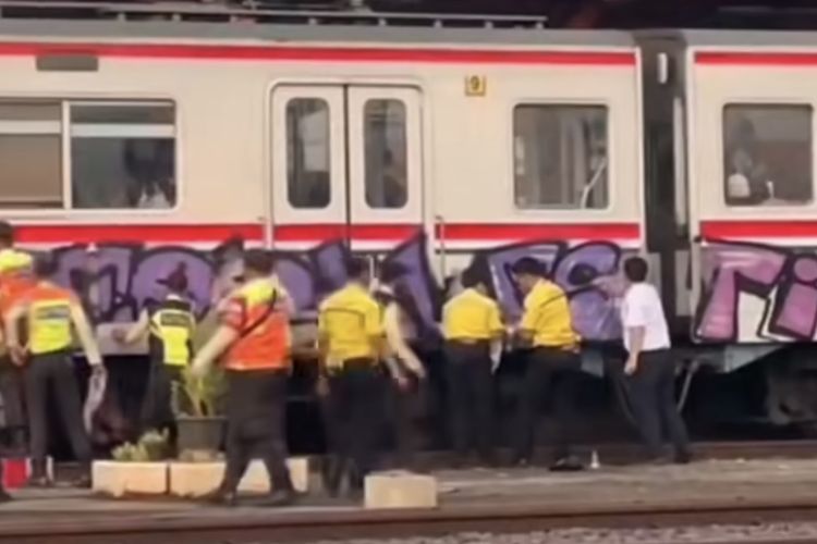 Bidikan layar petugas sedang membersihkan rangkaian atau gerbong kereta rel listrik (KRL) yang menjadi sasaran aksi vandalisme oleh orang tak bertanggung jawab, Rabu (5/6/2024). 