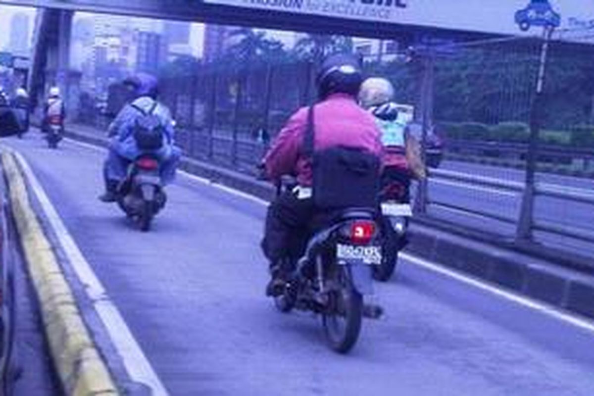 Koridor IX Pinang Ranti-Pluit telah beroperasi, tapi sejumlah pengendara sepeda motor masih "bandel" dengan menerobos jalur busway, seperti terlihat di kawasan Jalan Gatot Subroto, Jakarta Selatan, Kamis (6/1/2011)