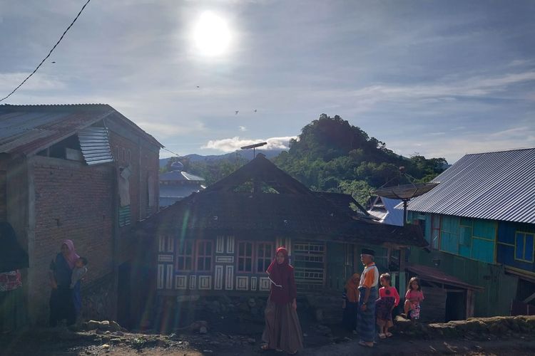 Warga Desa Tepal menanti matahari terbit. Tampak PLTS digunakan warga sebagai sumber energi.