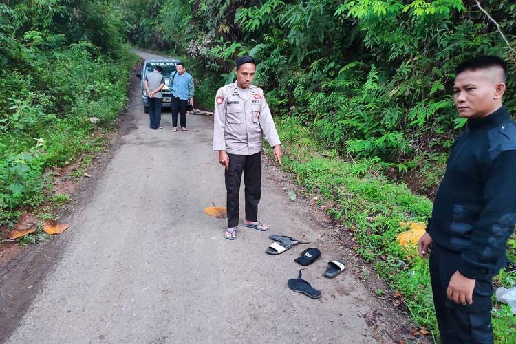 Satreskrim Polres Lahat melakukan olah TKP tempay lokasi kejadian keributan antar dua kelompok pemuda karena rebutan biduan saat menonton orgen tunggal,Minggu (15/5/2022).