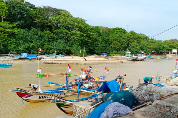 Sejumlah perahu nelayan diparkir di pelabuhan ikan Santolo.