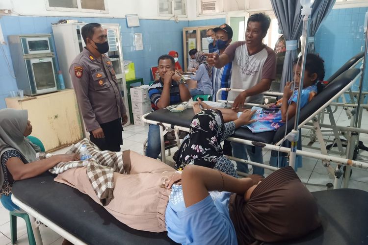 Puluhan warga Jember keracunan dibawa ke Puskesmas Ambulu pada Minggu (9/4/2023)