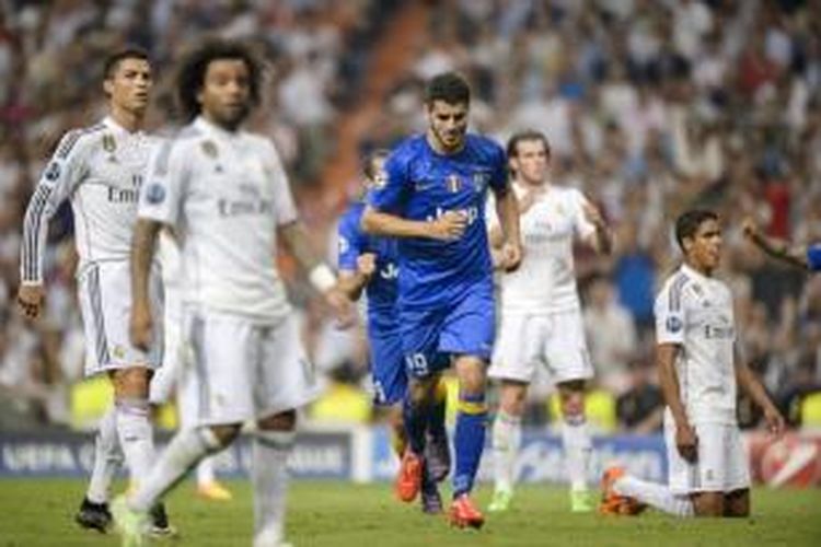 Striker Juventus, Alvaro Morata, mencetak gol ke gawang mantan timnya, Real Madrid, pada laga leg kedua semifinal Liga Champions di Stadion Santiago Bernabeu, Madrid, Rabu (13/5/2015).