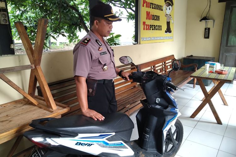 Kapolsek Purwokerto Timur, Kabupaten Banyumas, Kompol Abdul Rojak menunjukkan sepeda motor hasil curian salah seorang siswa di mapolsek, Rabu (20/3/2019).