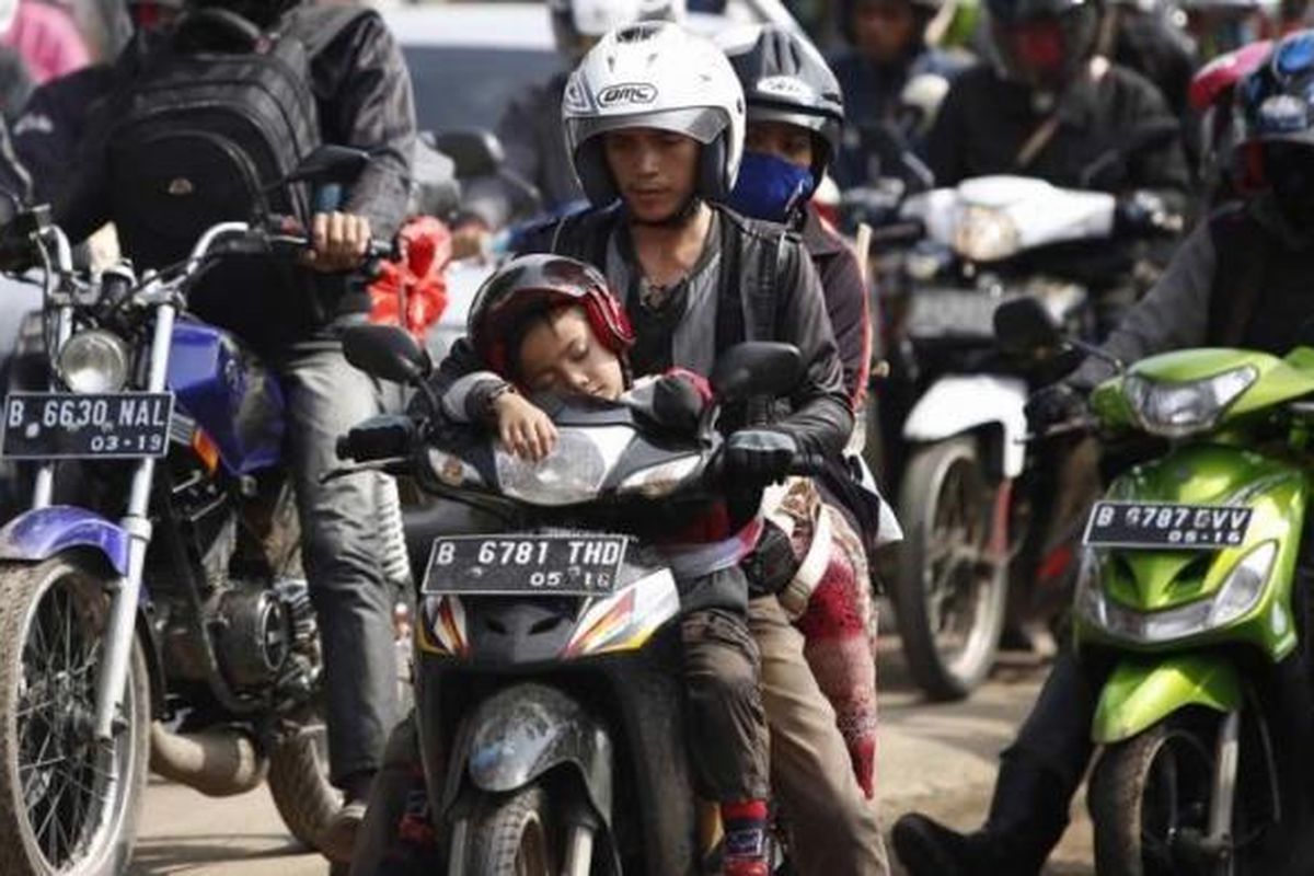 Pemudik motor terjebak macet di jalur alternatif Karawang-Cikampek, Cilamaya, Karawang, Jawa Barat, Sabtu (27/7/2014). Arus mudik ke kota-kota di Jawa Barat, Jawa Tengah dan Jawa Timur diperkirakan akan masih padat hingga H-1 Lebaran. 