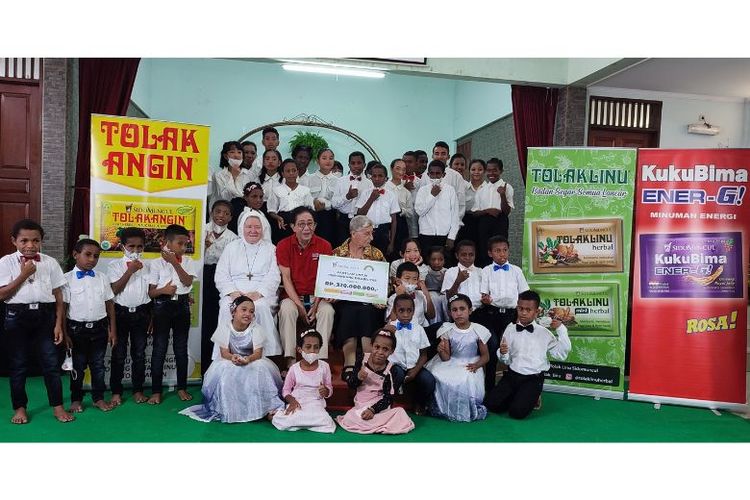 Direktur Sido Muncul Irwan Hidayat memberikan bantuan kepada anak-anak di Yayasan Sinar Pelangi di Bekasi, Jawa Barat, pada Sabtu (24/9/2022).
