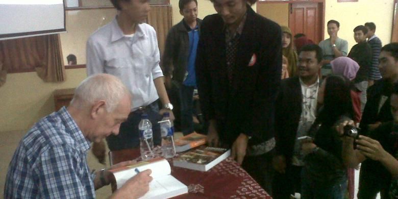 Penulis buku Tan Malaka, Gerakan Kiri dan Revolusi Indonesia menandatangani buku karyanya untuk para mahasiswa peserta diskusi buku di Universitas Nusantara PGRI Kediri, Jawa Timur, Sabtu (8/2/2014).