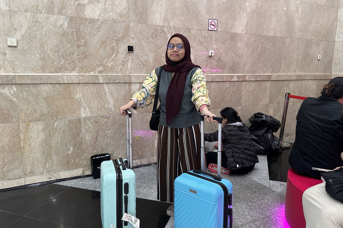 Linda, yang menawarkan jasa titip (jastip) saat Jakarta X Beauty, membawa dua koper yang ia sediakan untuk mengambil pesanan di Jakarta X Beauty, JCC Senayan, Jakarta, Sabtu (8/6/2024).