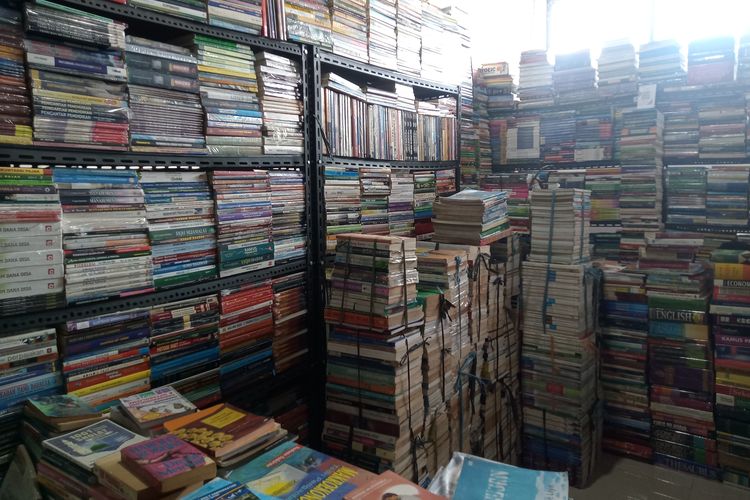 Tumpukan buku di salah satu kios buku bekas milik pedagang bernama Robin di lantai tiga Pasar Kenari.