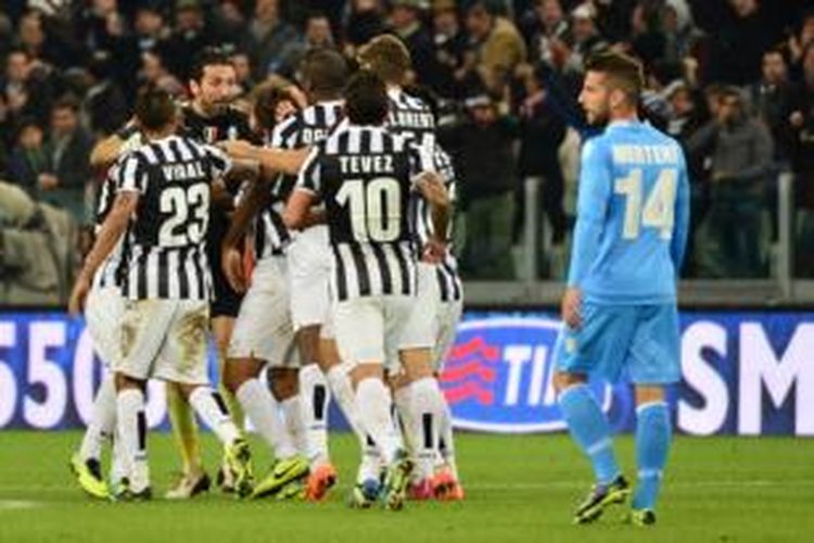 Para pemain Juventus merayakan gol yang dicetak Andrea Pirlo ke gawang Napoli pada laga Serie-A di Stadion Juventus, Turin, Minggu (10/11/2013).