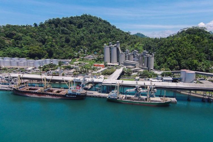 Pelabuhan Teluk Bayur Padang dilayani kapal Pelni menuju ke Jawa maupun ASDP dengan rute ke Mentawai.