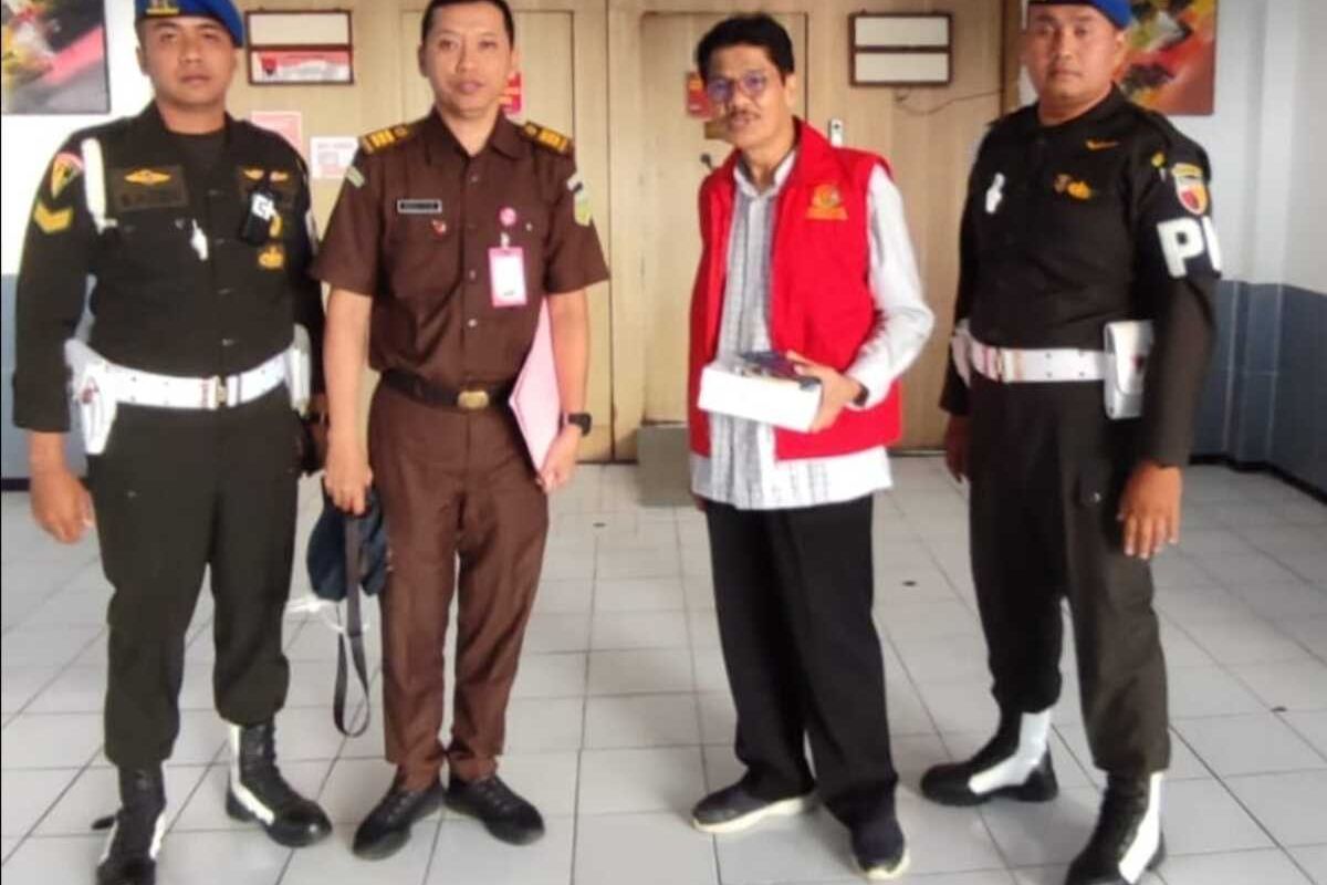 Saiful Rachman (rompi merah) tersangka baru kasus korupsi hibah SMK Dindik Jatim.