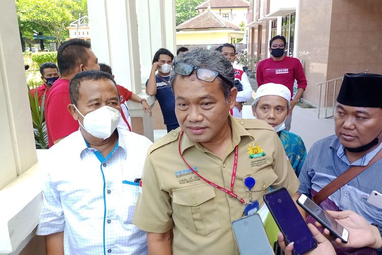 Usman menggugat panitia Pilkades di tiga desa dengan harapan Pilkades di ketiga desa ditunda. 