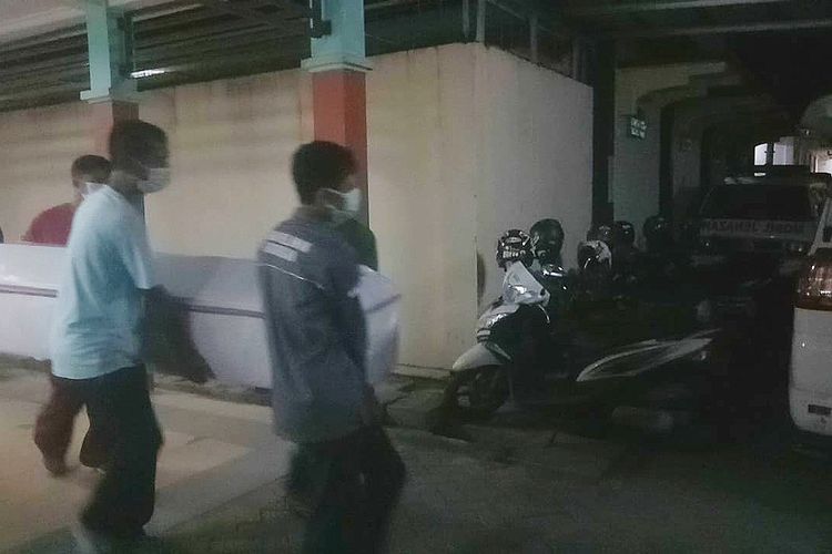 Peti jenazah DS (32) diangkut ambulans dari RSUD dr Soedjati Soemodiardjo Purwodadi menuju Pemalang, Kamis (14/10/2021) malam.