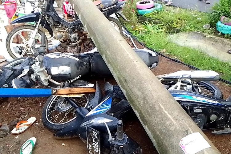 Kendaraan roda dua ditimpa tiang listrik akibat Angin puting beliung yang melanda Desa Lengkong, Kecamatan Bua, Kabupaten Luwu, Sulawesi Selatan, Rabu (22/6/2022) dini hari.