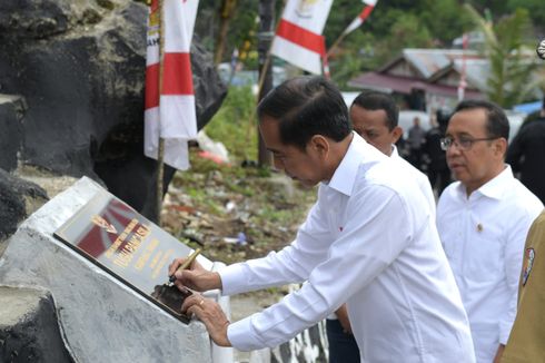 Presiden Jokowi Menandatangani Tugu Pancasila di Fakfak