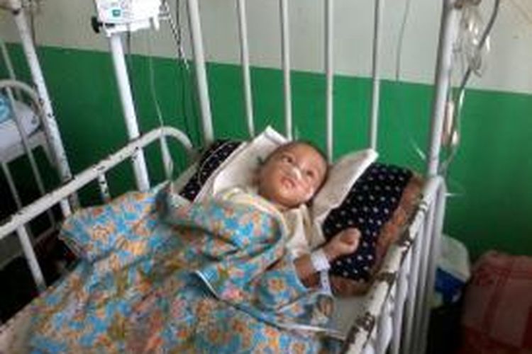 Muhammad Fauzan bayi 11 bulan penderita radang selaput otak masih terbaring lemah di RSUD Tarakan, Jakarta Pusat. 