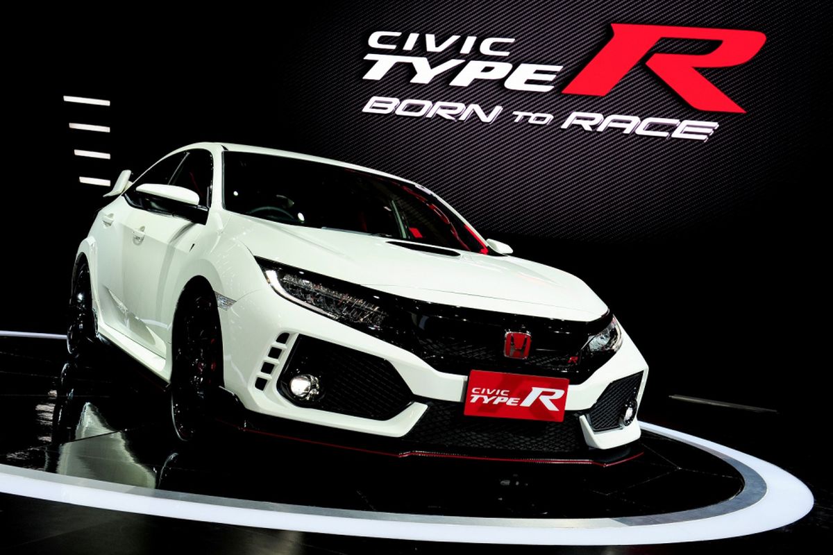 Sedan Sport Honda Civic Type R diluncurkan di arena GIIAS 2017 di Serpong, Tangerang, Kamis (10/8). Honda Civic Type R akan melengkapi varian Civic di Indonesia untuk memenuhi beragam gaya hidup dan kebutuhan konsumen, termasuk  yang menginginkan sebuah mobil dengan karakter balap yang kuat.
ANTARA FOTO/Zarqoni Maksum/ama/17.