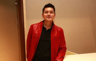 Dirly Dave menjalani debutnya di dunia akting dengan berperan sebagai Sinterklas di film KNK: Santa Claus dari Jakarta.