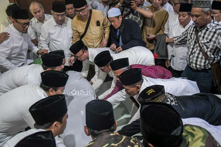 Sejumlah kerabat membantu memasukan jenazah almarhum KH Salahuddin Wahid atau Gus Sholah ke dalam peti jenazah di rumah duka di kawasan Mampang Prapatan, Jakarta, Senin (3/2/2020). Pengasuh pondok pesantren Tebuireng, Gus Sholah meninggal dunia pada hari Minggu (2/2/2020) pukul 20.55 WIB setelah menjalani perawatan pascaoperasi jantung di Rumah Sakit Jantung Harapan Kita, Jakarta dan akan dimakamkan di kompleks pemakaman keluarga yang berada di dalam kawasan Pesantren Tebuireng, Jawa Timur.