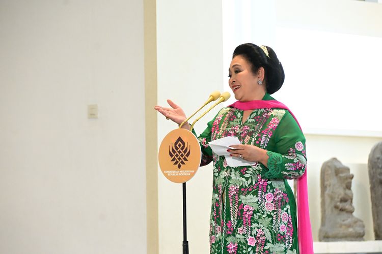 Ketua Komisi IV Dewan Perwakilan Rakyat Republik Indonesia (DPR RI) Titiek Soeharto saat menghadiri acara Kebaya Bercerita di Taman Arca, Museum Nasional Indonesia, Rabu (13/8/2025).