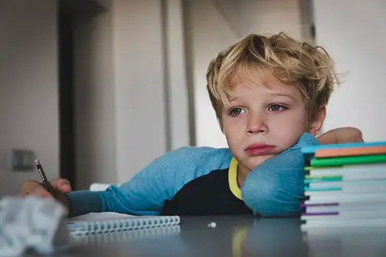 Ilustrasi anak merasa cemas karena ujian sekolah