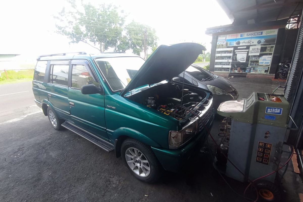 Mobil sedang melakukan perawatan AC