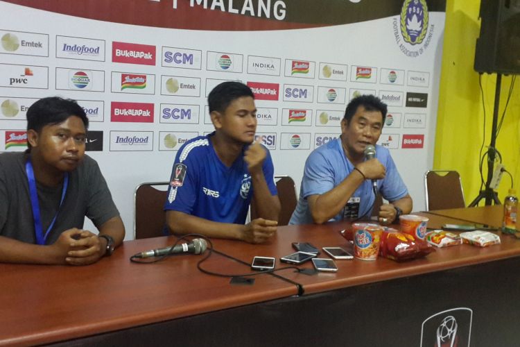 Pelatih PSIS Semarang, Subangkit (kanan) dalam konferensi pers usai kalah atas Arema FC dalam Grup E Piala Presiden 2018 di Stadion Kanjuruhan, Kabupaten Malang, Kamis (25/1/2018)