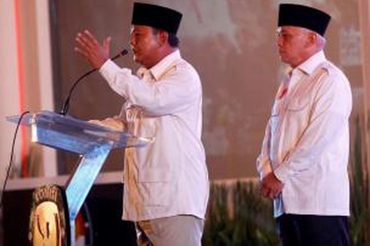 Pasangan calon presiden dan wakil presiden Prabowo Subianto - Hatta Rajasa memberi sambutan saat Deklarasi Pemilu Berintegritas dan Damai di Hotel Bidakara, Jakarta, Selasa (3/6/2014). Acara yang diselenggarakan Komisi Pemilihan Umum tersebut menandai dimulainya masa kampanye Pilpres dari 4 Juni sampai 5 Juli.