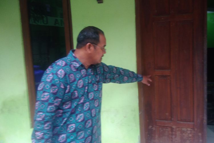 Kepala MA Ummatan Washatan, Imogiri, Subardi, menunjukkan bekas banjir di sekolahnya, Kamis (4/4/2019). 