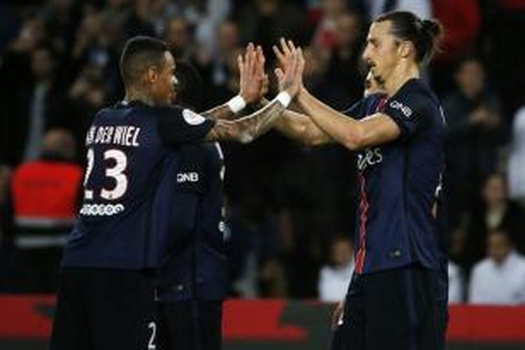 Zlatan Ibrahimovic merayakan gol PSG ke gawang Toulouse bersama Gregory van der Wiels, Sabtu (7/11/2015). 