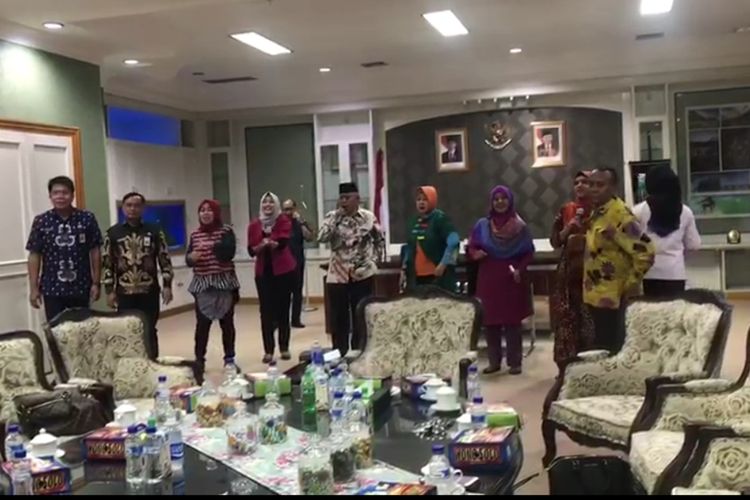 Screenshot video karaoke Bupati Malang M Sanusi saat karaoke di ruang kerjanya.