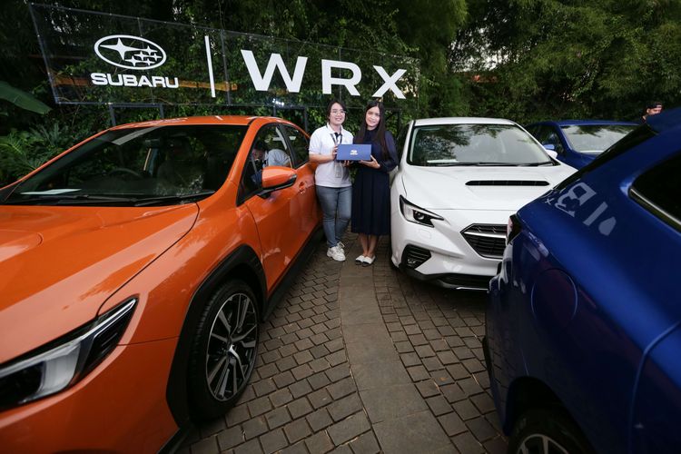 Subaru Indonesia menyerahkan unit mobil Subaru WRX pada pelanggan saat Subaru WRX First Handover di Jakarta, Minggu (2/4/2023). Subaru menyerahkan 18 unit Subaru WRX (6 unit Subaru WRX dan 12 unit Subaru WRX Wagon) dan paket spesial merchandise kolaborasi Subaru dan Common Grounds pada pelanggan.