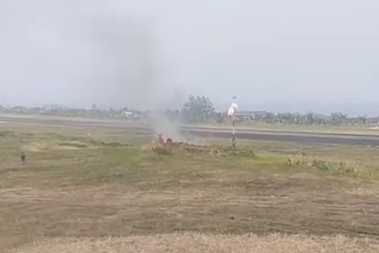 Kebakaran di Area Runway Bandara Ternate, Diduga akibat Korsleting Lampu Landasan