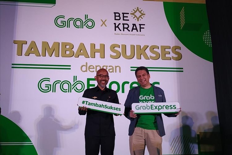 President of Grab Indonesia Ridzki Kramadibrata (kanan) dengan perwakilan dari Badan Ekonomi Kreatif (Bekraf) berfoto bersama sebagai peresmian kerja sama membantu UMKM Indonesia di Jakarta, Kamis (25/7/2019). 