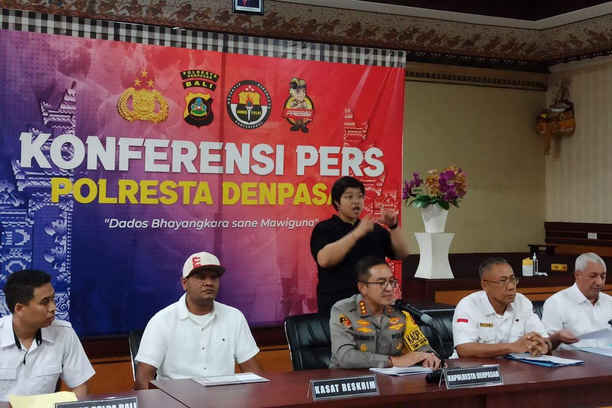 Dokter Forensik RS Bhayangkara Medan, Ismurrizal, dan Dokter Forensik RSUP Prof  Ngoerah, Denpasar, Dudut Rustyadi, saat hadir dalam rilis pengungkapan kasus kematian, ASN (23), di Mapolresta, pada Rabu (13/12/2023). Kompas.com/ Yohanes Valdi Seriang Ginta