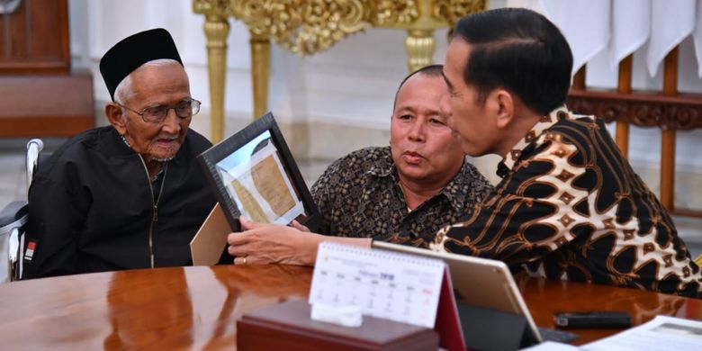 Presiden Joko Widodo, Rabu (21/3/2018) malam, saat menerima Nyak Sandang beserta putranya di Istana Merdeka Jakarta.