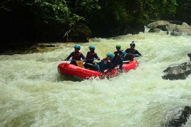 Tim ekspedisi Mapala UI tengah menuruni salah satu jeram pada section satu di Sungai Ae Dikit, Jumat (12/2/2016).  Mapala UI menilai jeram ini memiliki tingkat kesulitan berskala 5.