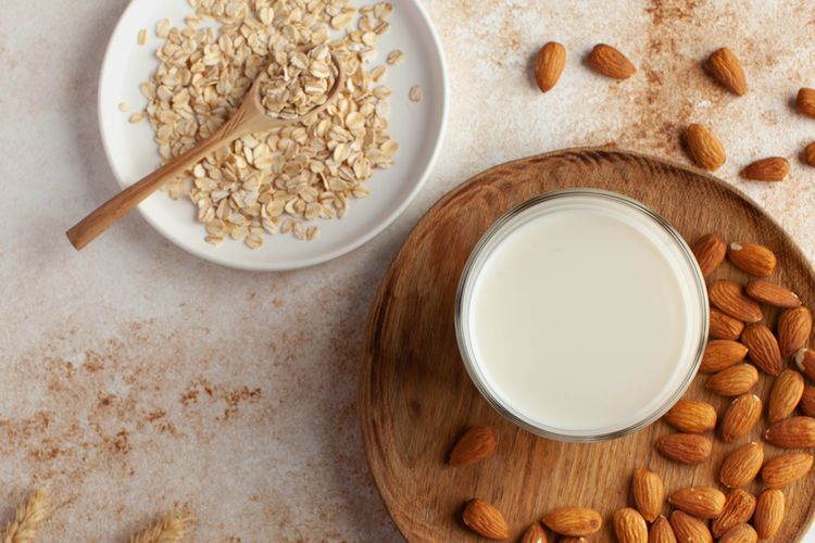 Ilustrasi susu oat atau susu almond, mana yang lebih sehat?