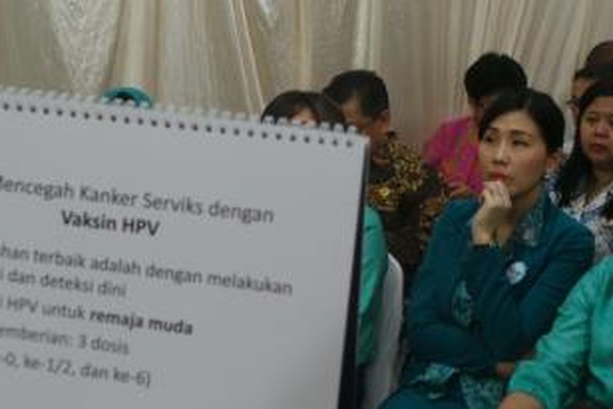 Istri Gubernur DKI Jakarta Veronica Tan dalam acara telekonferensi dengan Ibu Negara Iriana Jokowi di Puskesmas Jatinegara, Jakarta Timur. Selasa (21/4/2015) 