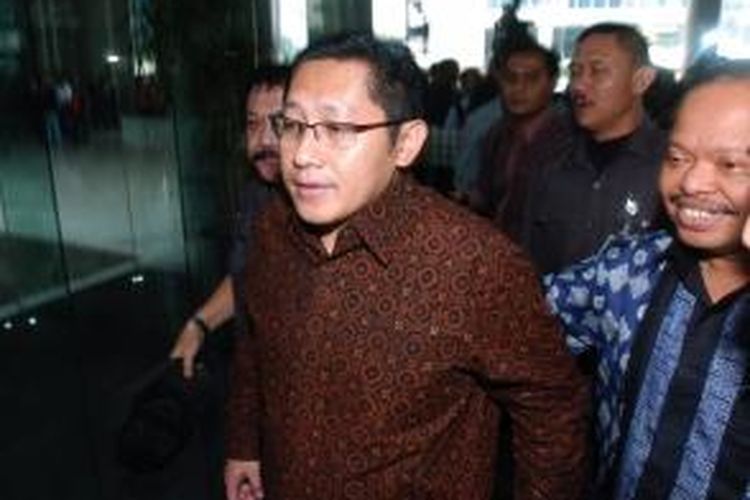 Ketua Umum Partai Demokrat Anas Urbaningrum saat berkunjung ke Bursa Efek Indonesia, Jakarta, Kamis (11/8/2011). Kunjungan tersebut untuk mengetahui perkembangan terkini dari pasar modal.  